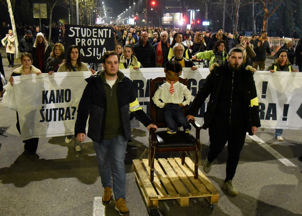 <p>Večeras je u Podgorici održan protest neformalne grupe studenata “Kamo Śutra?” povodom tragedije na Cetinju.</p>  <p>Studenti su poručili da ukoliko njihovi zahtjevi ne budu ispunjeni da su spremni na građansku neposlušnost</p>