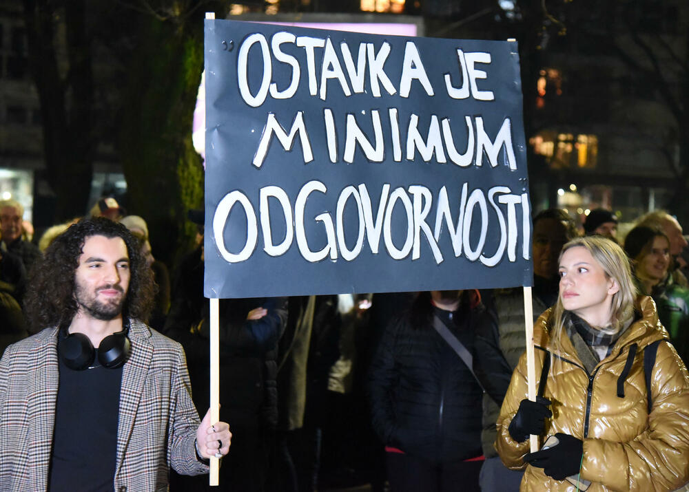 <p>Večeras je u Podgorici održan protest neformalne grupe studenata “Kamo Śutra?” povodom tragedije na Cetinju.</p>  <p>Studenti su poručili da ukoliko njihovi zahtjevi ne budu ispunjeni da su spremni na građansku neposlušnost</p>