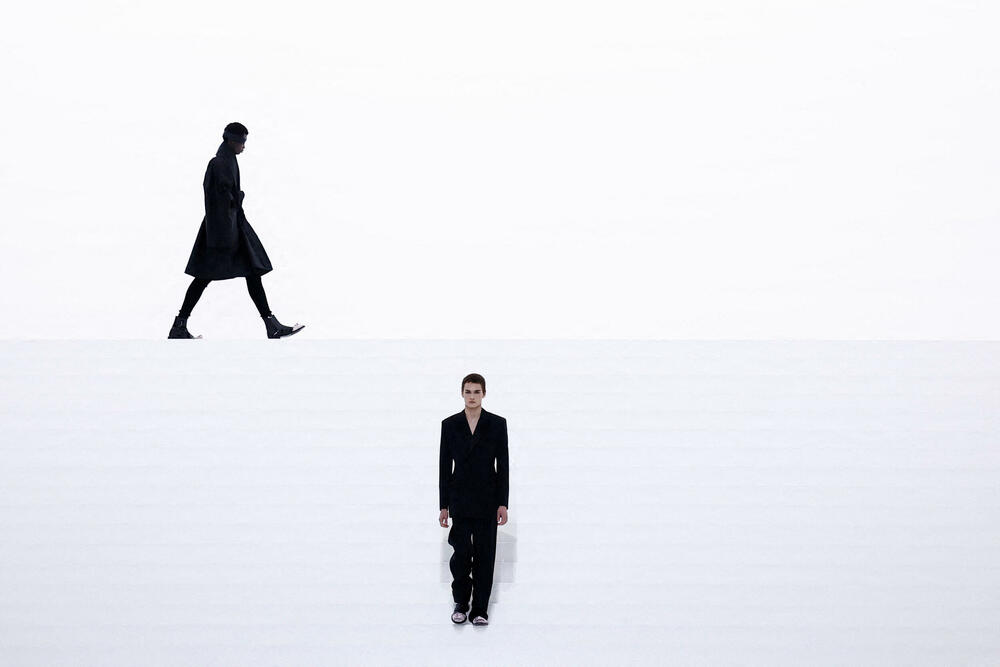 <p>Dizajner Kim Džonus predstavio je svoju kolekcije muške odjeće jesen/zima 2025-2026 za modnu kuću Dior.</p>  <p>Kolekcija je predstavljena na Nedjelje muške mode u Parizu</p>