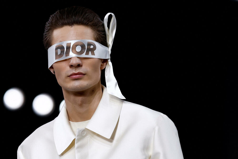 <p>Dizajner Kim Džonus predstavio je svoju kolekcije muške odjeće jesen/zima 2025-2026 za modnu kuću Dior.</p>  <p>Kolekcija je predstavljena na Nedjelje muške mode u Parizu</p>