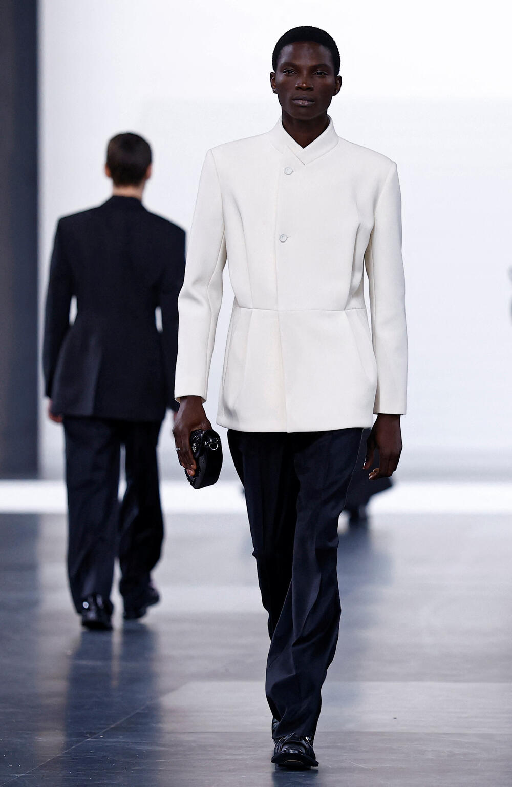 <p>Dizajner Kim Džonus predstavio je svoju kolekcije muške odjeće jesen/zima 2025-2026 za modnu kuću Dior.</p>  <p>Kolekcija je predstavljena na Nedjelje muške mode u Parizu</p>