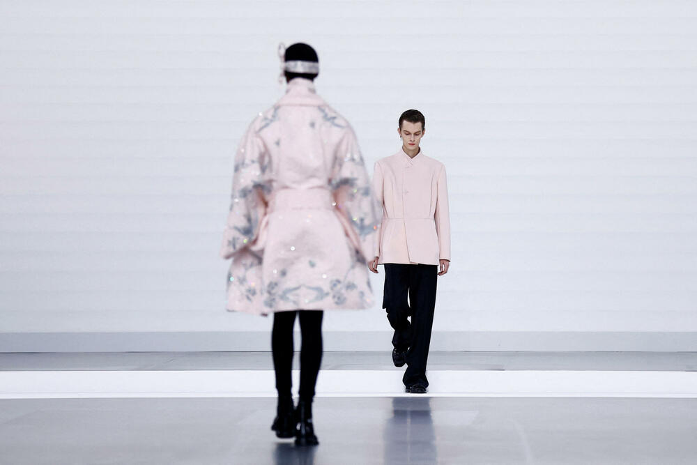 <p>Dizajner Kim Džonus predstavio je svoju kolekcije muške odjeće jesen/zima 2025-2026 za modnu kuću Dior.</p>  <p>Kolekcija je predstavljena na Nedjelje muške mode u Parizu</p>