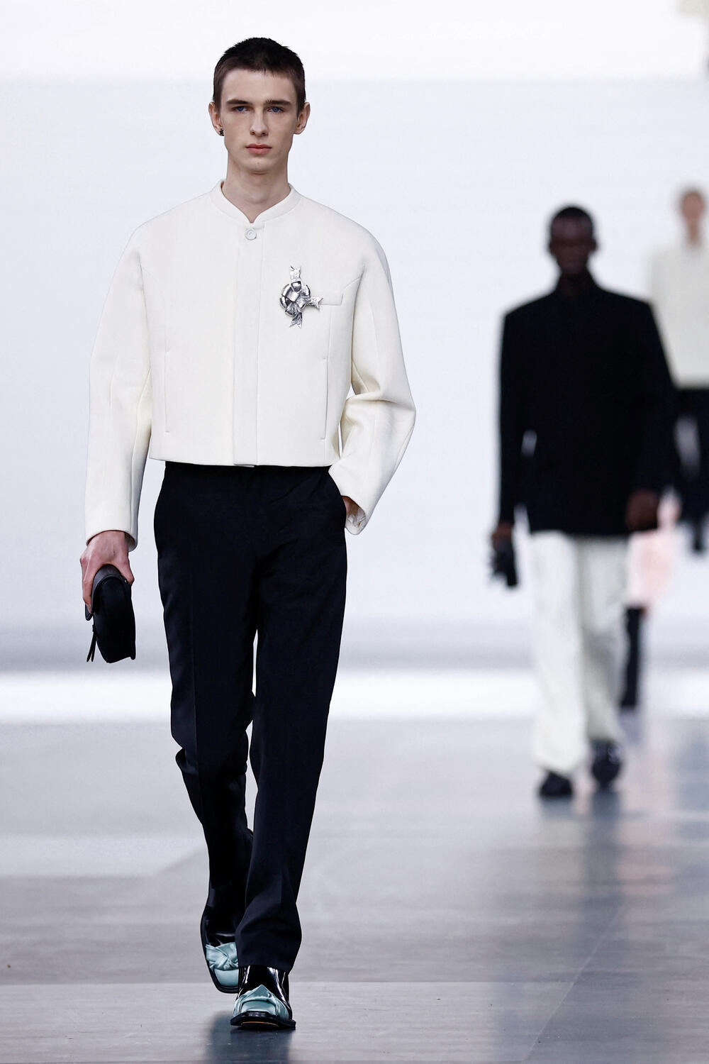 <p>Dizajner Kim Džonus predstavio je svoju kolekcije muške odjeće jesen/zima 2025-2026 za modnu kuću Dior.</p>  <p>Kolekcija je predstavljena na Nedjelje muške mode u Parizu</p>