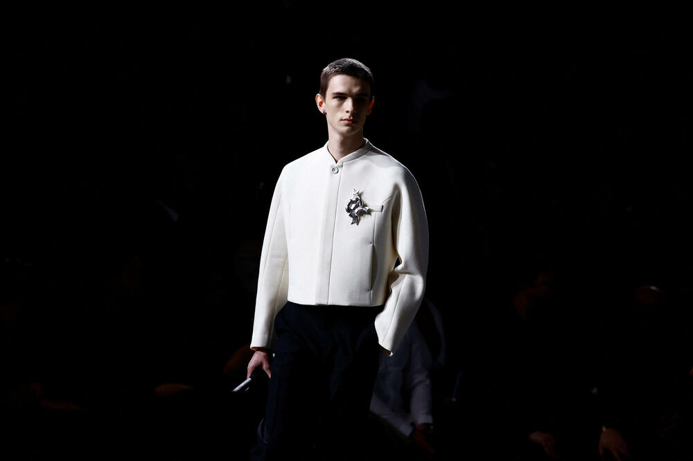 <p>Dizajner Kim Džonus predstavio je svoju kolekcije muške odjeće jesen/zima 2025-2026 za modnu kuću Dior.</p>  <p>Kolekcija je predstavljena na Nedjelje muške mode u Parizu</p>