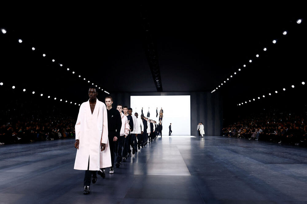 <p>Dizajner Kim Džonus predstavio je svoju kolekcije muške odjeće jesen/zima 2025-2026 za modnu kuću Dior.</p>  <p>Kolekcija je predstavljena na Nedjelje muške mode u Parizu</p>