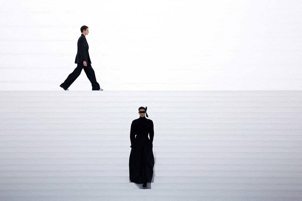 <p>Dizajner Kim Džonus predstavio je svoju kolekcije muške odjeće jesen/zima 2025-2026 za modnu kuću Dior.</p>  <p>Kolekcija je predstavljena na Nedjelje muške mode u Parizu</p>