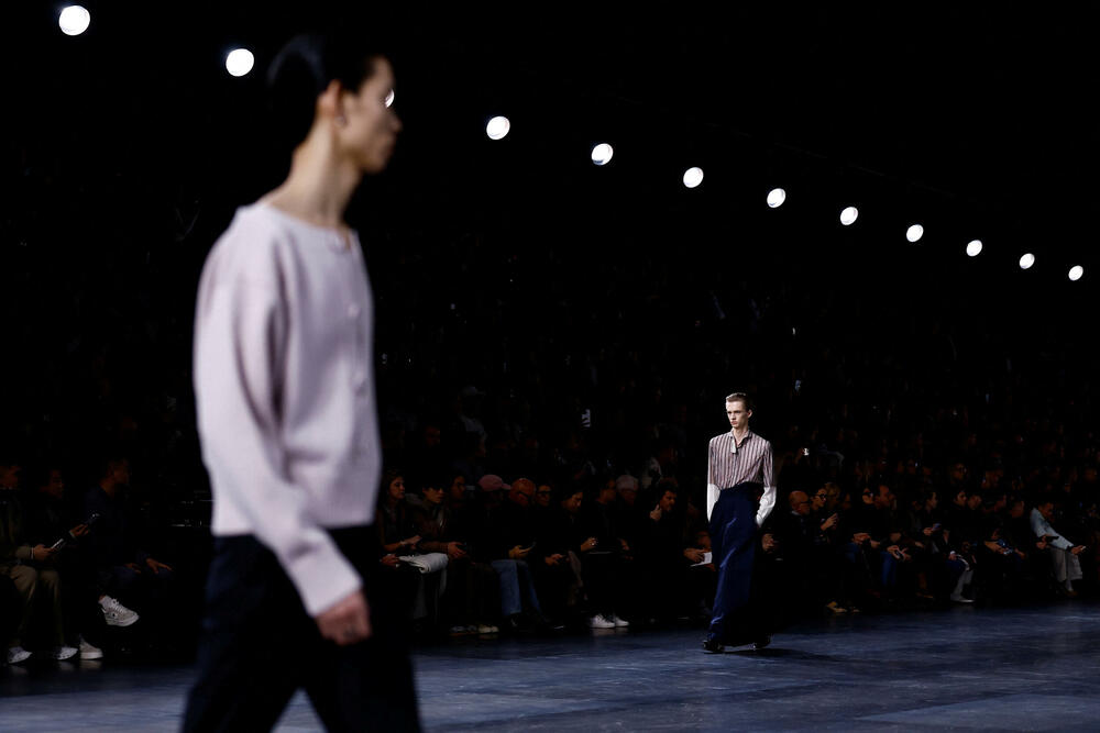 <p>Dizajner Kim Džonus predstavio je svoju kolekcije muške odjeće jesen/zima 2025-2026 za modnu kuću Dior.</p>  <p>Kolekcija je predstavljena na Nedjelje muške mode u Parizu</p>