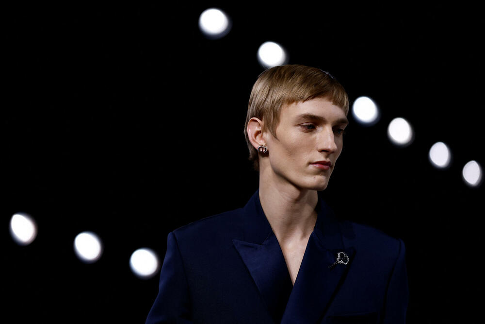 <p>Dizajner Kim Džonus predstavio je svoju kolekcije muške odjeće jesen/zima 2025-2026 za modnu kuću Dior.</p>  <p>Kolekcija je predstavljena na Nedjelje muške mode u Parizu</p>