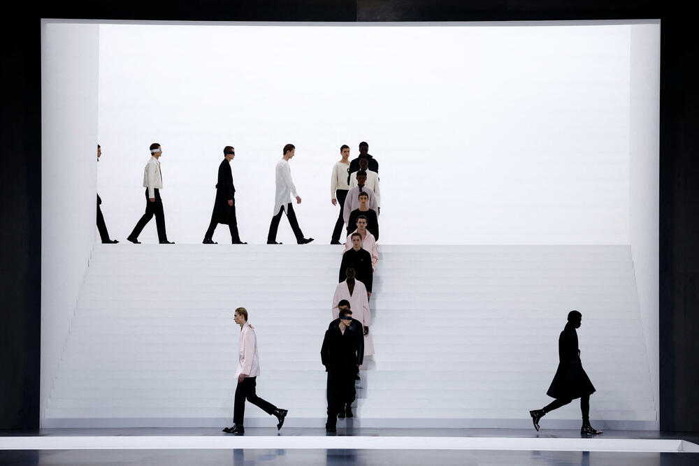 <p>Dizajner Kim Džonus predstavio je svoju kolekcije muške odjeće jesen/zima 2025-2026 za modnu kuću Dior.</p>  <p>Kolekcija je predstavljena na Nedjelje muške mode u Parizu</p>