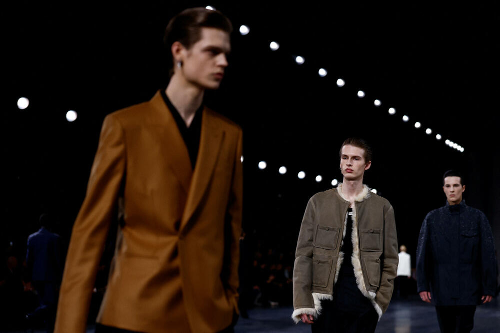 <p>Dizajner Kim Džonus predstavio je svoju kolekcije muške odjeće jesen/zima 2025-2026 za modnu kuću Dior.</p>  <p>Kolekcija je predstavljena na Nedjelje muške mode u Parizu</p>