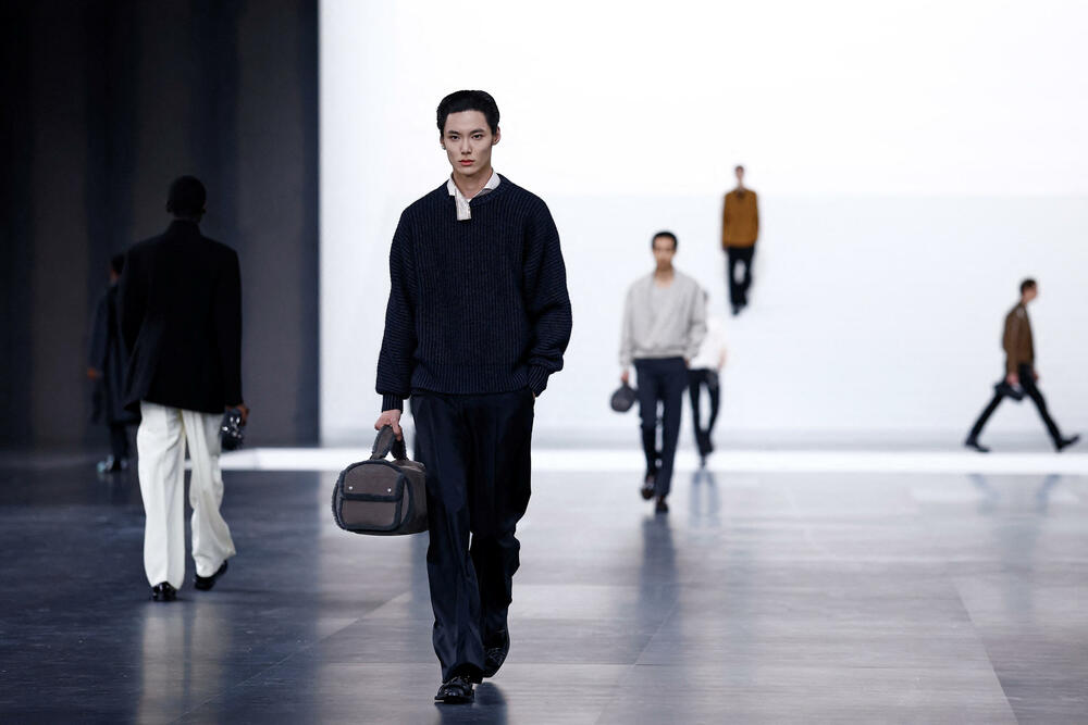 <p>Dizajner Kim Džonus predstavio je svoju kolekcije muške odjeće jesen/zima 2025-2026 za modnu kuću Dior.</p>  <p>Kolekcija je predstavljena na Nedjelje muške mode u Parizu</p>