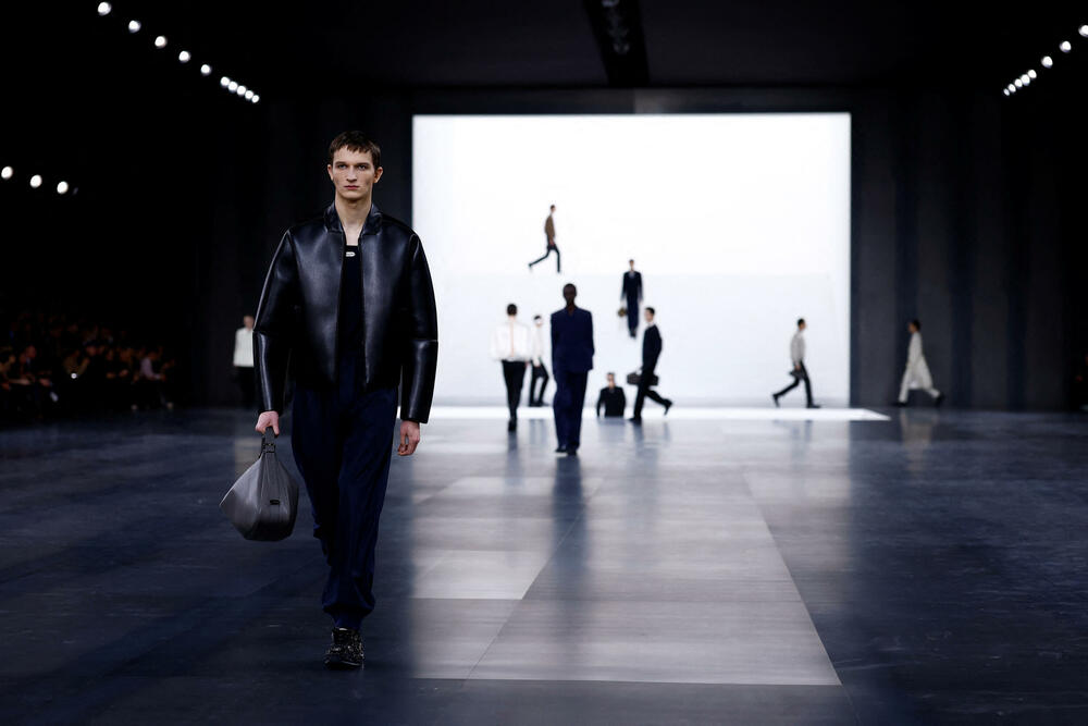 <p>Dizajner Kim Džonus predstavio je svoju kolekcije muške odjeće jesen/zima 2025-2026 za modnu kuću Dior.</p>  <p>Kolekcija je predstavljena na Nedjelje muške mode u Parizu</p>