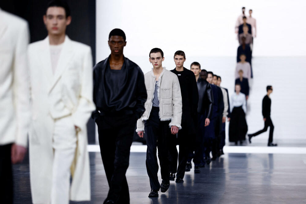 <p>Dizajner Kim Džonus predstavio je svoju kolekcije muške odjeće jesen/zima 2025-2026 za modnu kuću Dior.</p>  <p>Kolekcija je predstavljena na Nedjelje muške mode u Parizu</p>