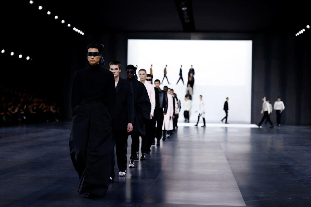 <p>Dizajner Kim Džonus predstavio je svoju kolekcije muške odjeće jesen/zima 2025-2026 za modnu kuću Dior.</p>  <p>Kolekcija je predstavljena na Nedjelje muške mode u Parizu</p>