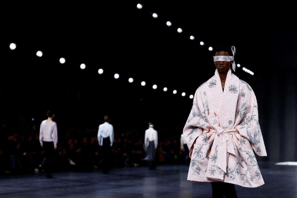 <p>Dizajner Kim Džonus predstavio je svoju kolekcije muške odjeće jesen/zima 2025-2026 za modnu kuću Dior.</p>  <p>Kolekcija je predstavljena na Nedjelje muške mode u Parizu</p>