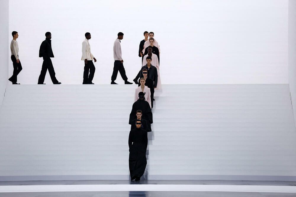 <p>Dizajner Kim Džonus predstavio je svoju kolekcije muške odjeće jesen/zima 2025-2026 za modnu kuću Dior.</p>  <p>Kolekcija je predstavljena na Nedjelje muške mode u Parizu</p>