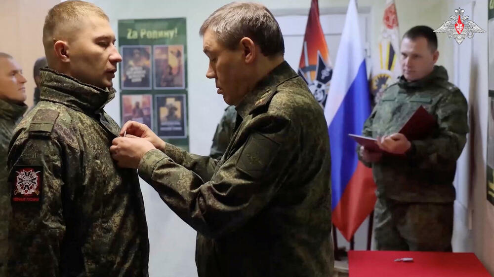 Rat je sve skuplji: Ruski general Gerasimov odlikuje vojnika