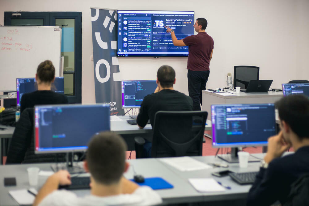 <p><em>Na Logate Institutu izučavamo tražene i popularne IT trendove kroz akreditovane kurseve koji pružaju polaznicima neophodne vještine za uspjeh u tehnološkom sektoru. Mjerilo našeg uspjeha ogleda se u 12 generacija i 160+ polaznika godišnje od kojih je značajan broj njih, neposredno po završetku naših programa, pronašlo zaposlenje u renomiranim IT kompanijama ili napredovalo na postojećim radnim mjestima.</em></p>