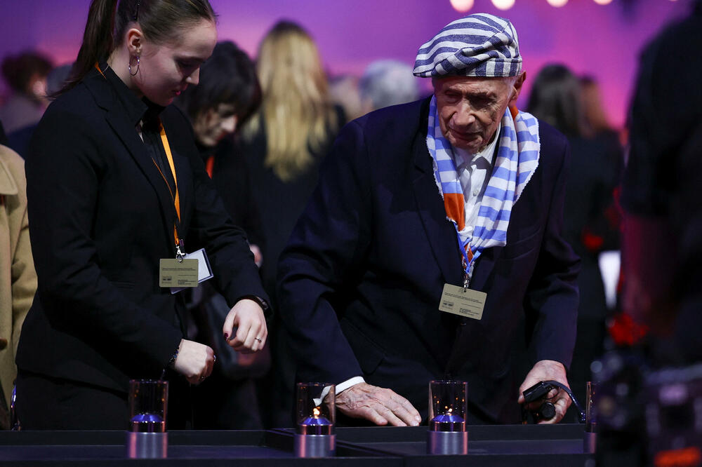 Preživjeli iz Aušvica postavlja svijeću povodom 80. godišnjice oslobađanja logora, Foto: Rojters