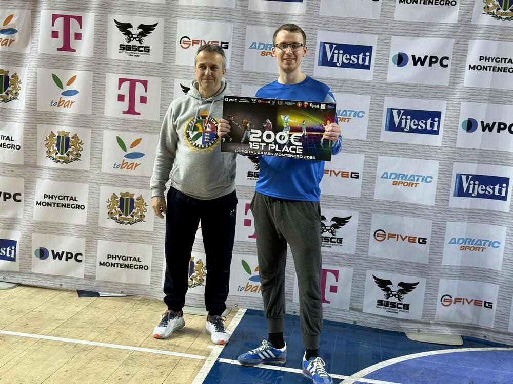 Sučić uručuje nagradu takmičaru iz Holandije