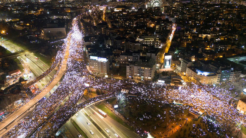 <p>Studentski protest na beogradskoj saobraćajnoj petlji Autokomanda, koji je počeo u ponedjeljak u 10 sati, protiče mirno, a mediji javljaju da nije bilo incidenata tokom noći</p>