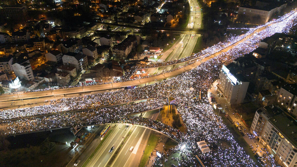 <p>Studentski protest na beogradskoj saobraćajnoj petlji Autokomanda, koji je počeo u ponedjeljak u 10 sati, protiče mirno, a mediji javljaju da nije bilo incidenata tokom noći</p>