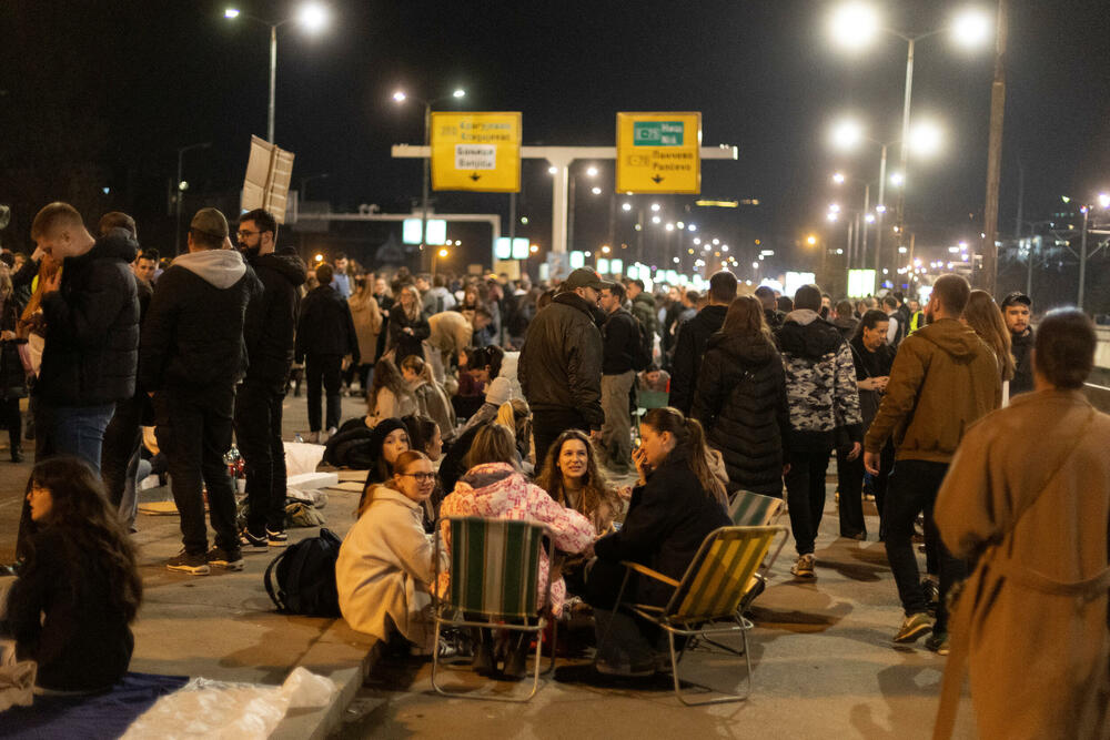 <p>Studentski protest na beogradskoj saobraćajnoj petlji Autokomanda, koji je počeo u ponedjeljak u 10 sati, protiče mirno, a mediji javljaju da nije bilo incidenata tokom noći</p>
