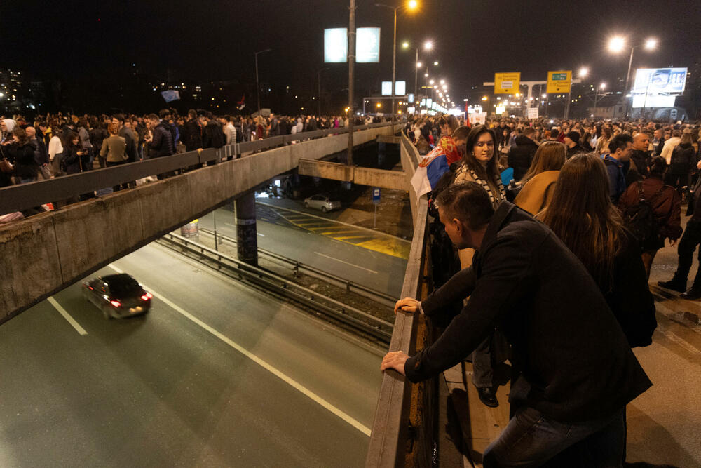 <p>Studentski protest na beogradskoj saobraćajnoj petlji Autokomanda, koji je počeo u ponedjeljak u 10 sati, protiče mirno, a mediji javljaju da nije bilo incidenata tokom noći</p>