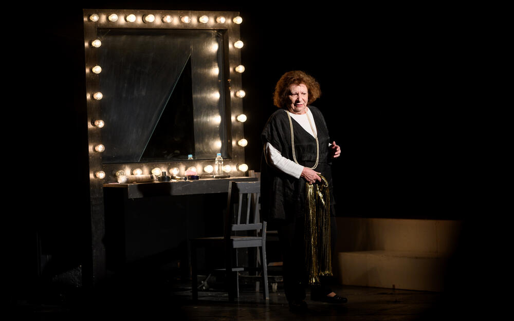 Jasna Diklić u predstavi 'Hasanaginice' na sceni CNP-a