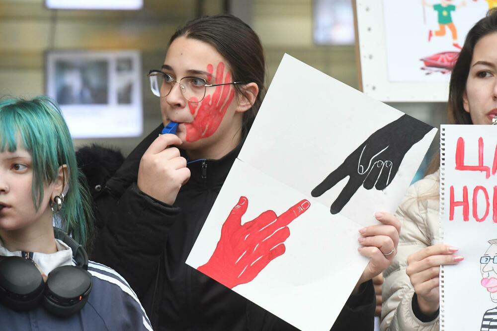 <p>Na protest su organizovano došli i novosadski srednjoškolci u pratnji velikog broja roditelja</p>
