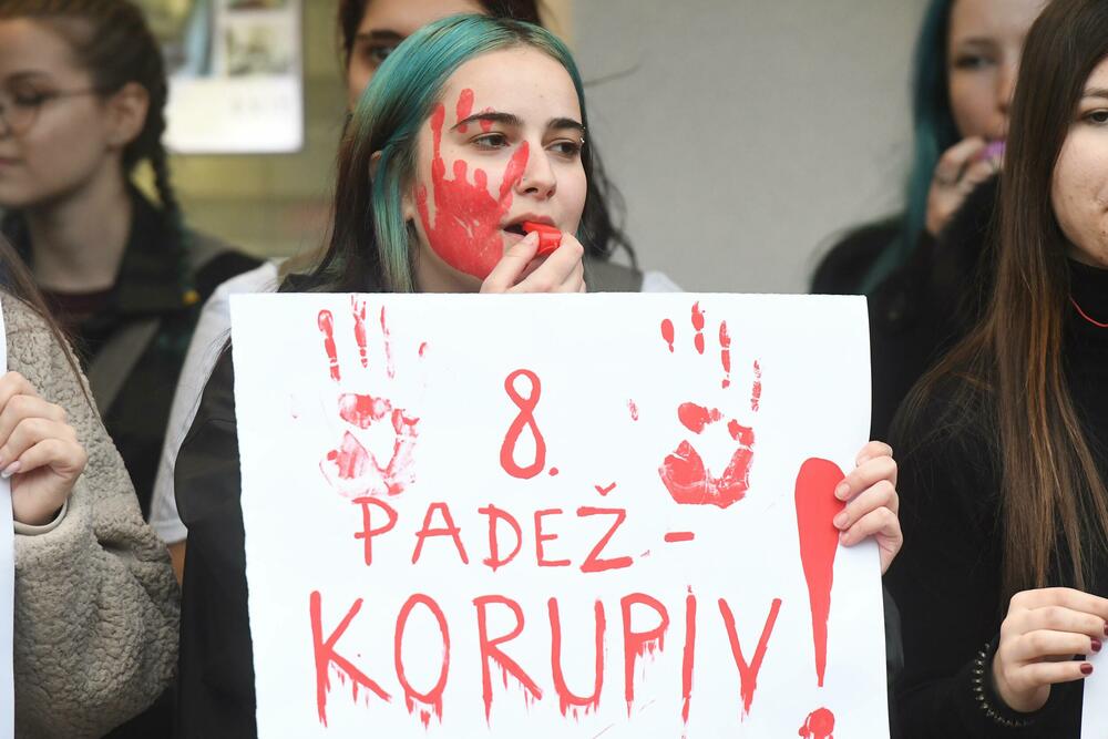 <p>Na protest su organizovano došli i novosadski srednjoškolci u pratnji velikog broja roditelja</p>