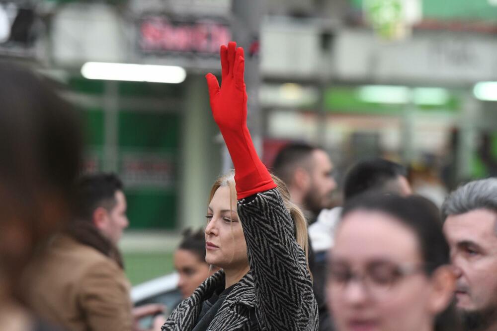 <p>Na protest su organizovano došli i novosadski srednjoškolci u pratnji velikog broja roditelja</p>