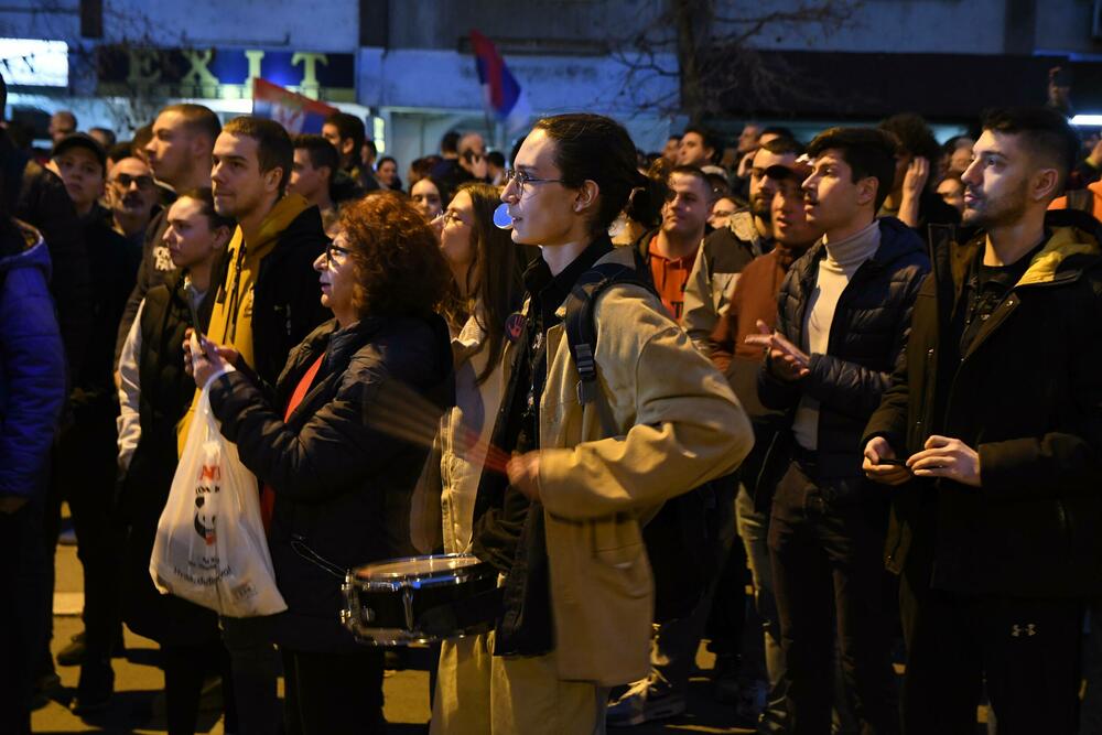 <p>Na protest su organizovano došli i novosadski srednjoškolci u pratnji velikog broja roditelja</p>