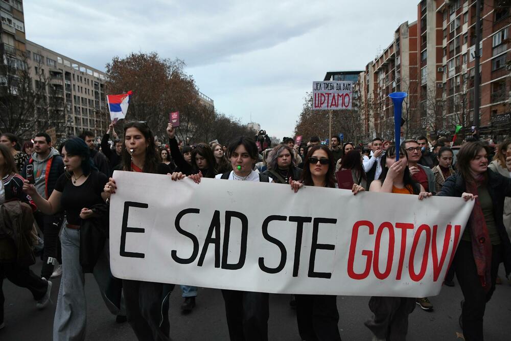 <p>Na protest su organizovano došli i novosadski srednjoškolci u pratnji velikog broja roditelja</p>