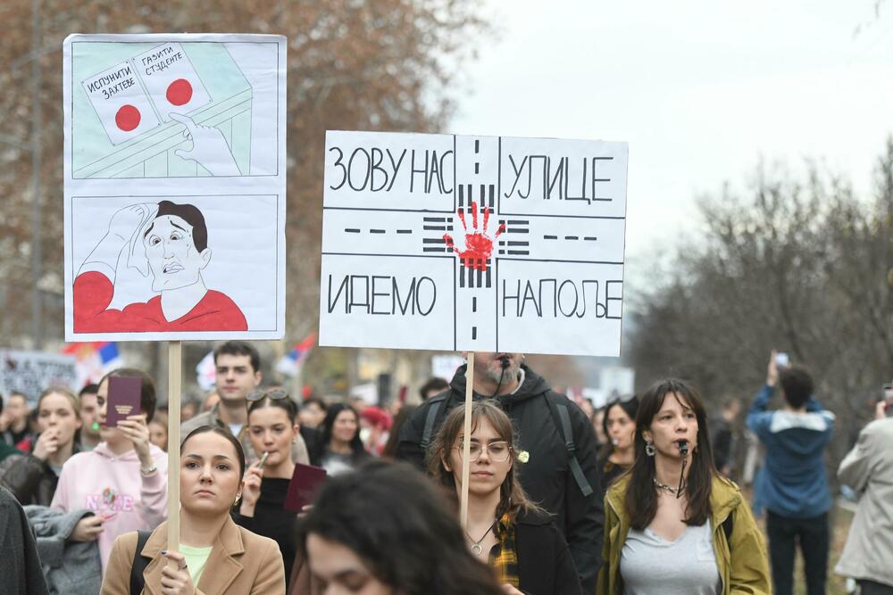 <p>Na protest su organizovano došli i novosadski srednjoškolci u pratnji velikog broja roditelja</p>