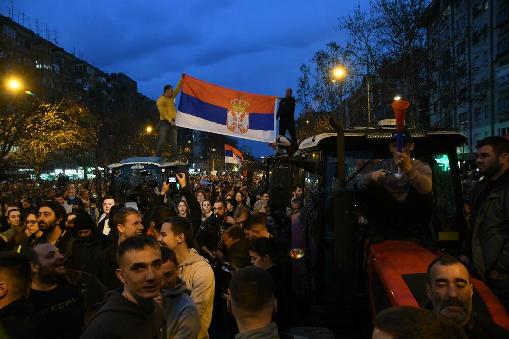 <p>Na protest su organizovano došli i novosadski srednjoškolci u pratnji velikog broja roditelja</p>