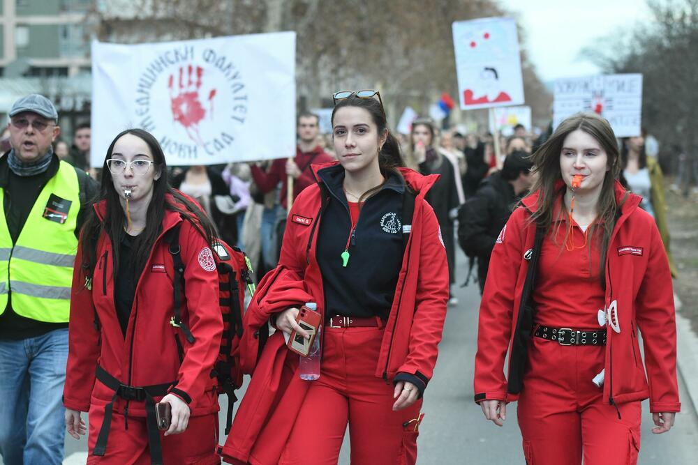 <p>Na protest su organizovano došli i novosadski srednjoškolci u pratnji velikog broja roditelja</p>
