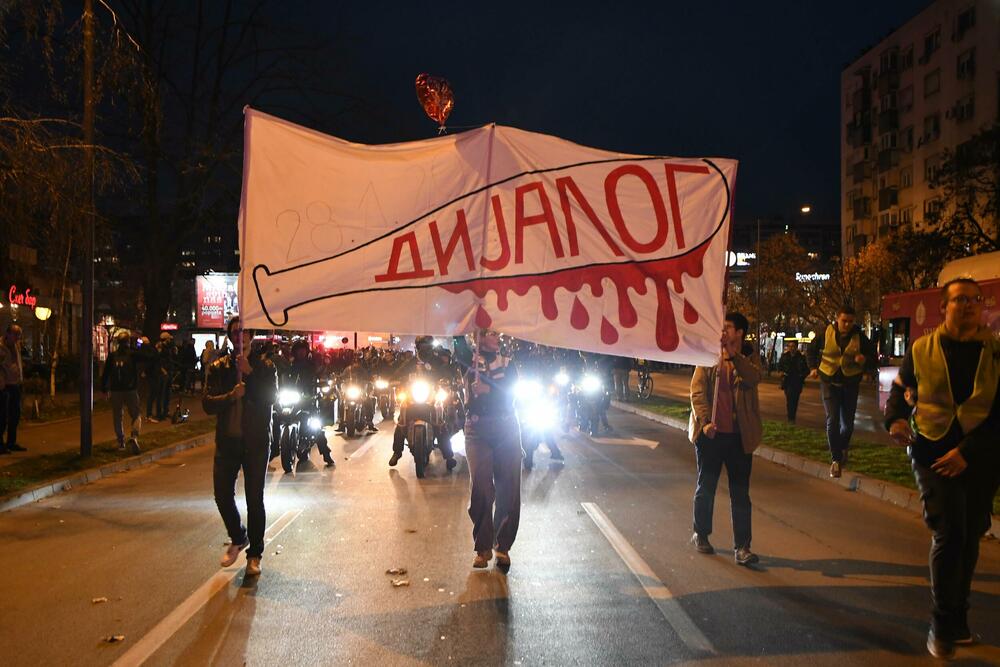 <p>Na protest su organizovano došli i novosadski srednjoškolci u pratnji velikog broja roditelja</p>