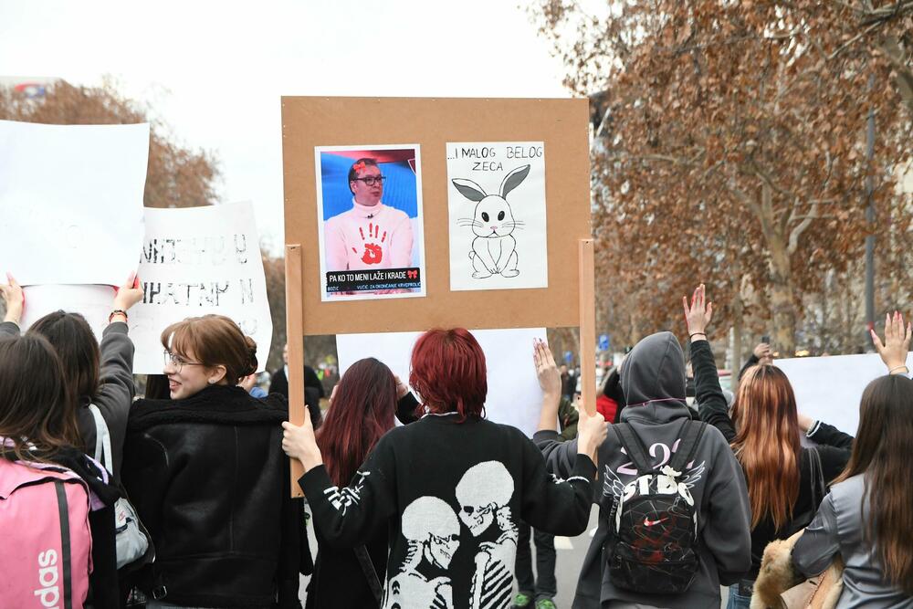 <p>Na protest su organizovano došli i novosadski srednjoškolci u pratnji velikog broja roditelja</p>