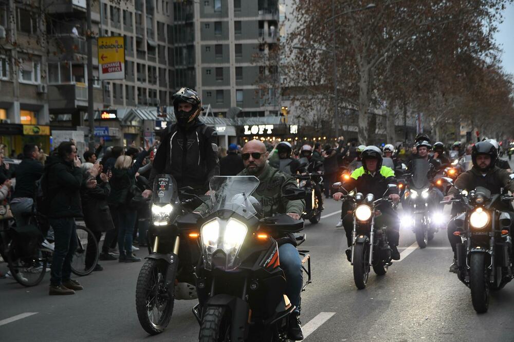 <p>Na protest su organizovano došli i novosadski srednjoškolci u pratnji velikog broja roditelja</p>