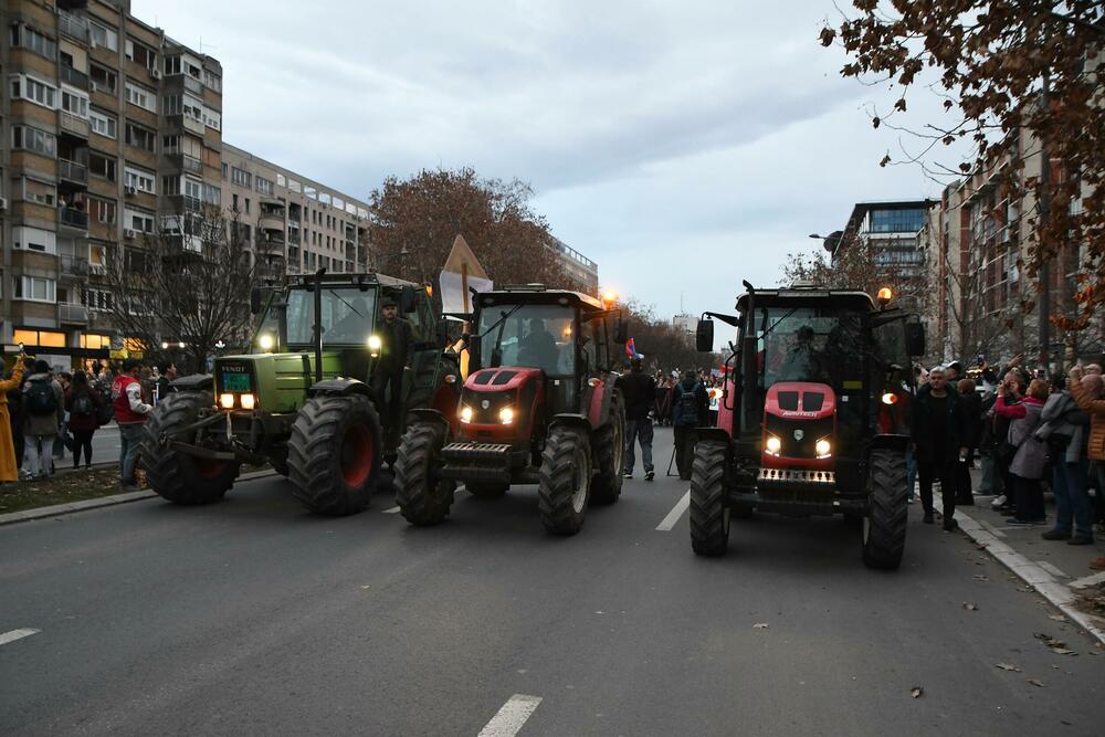 <p>Na protest su organizovano došli i novosadski srednjoškolci u pratnji velikog broja roditelja</p>