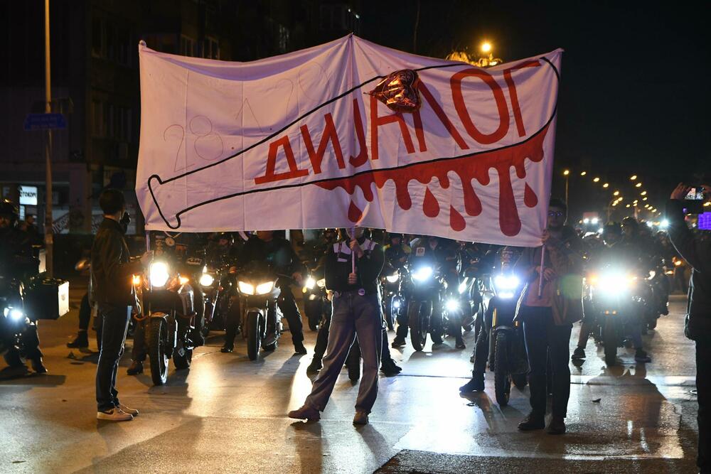 <p>Na protest su organizovano došli i novosadski srednjoškolci u pratnji velikog broja roditelja</p>