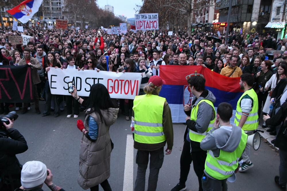 <p>Na protest su organizovano došli i novosadski srednjoškolci u pratnji velikog broja roditelja</p>