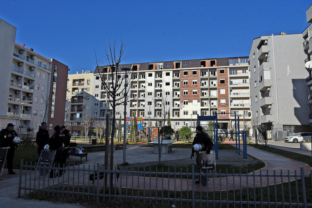 Sredinom januara 2024. počelo je i istog dana i obustavljeno rušenje sporne zgrade, Foto: Luka Zekovic
