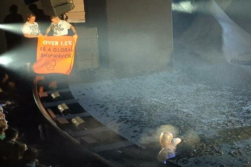 Dvoje ekoloških aktivista upali su na binu pozorišta u londonskom Vest Endu, ispalivši konfete i noseći transparent, dok je holivudska zvezda Sigurni Viver izvodila komad, Foto: Just Stop Oil/Jamie Lowe