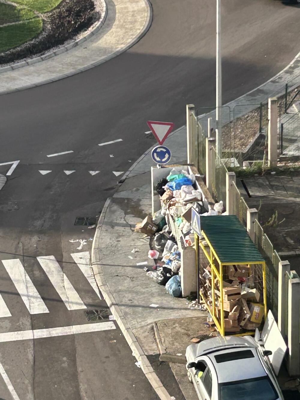 <p>Radnici obustavili da odvoze smeće, vrše pritisak na novi menadžment da se isplate zarade</p>