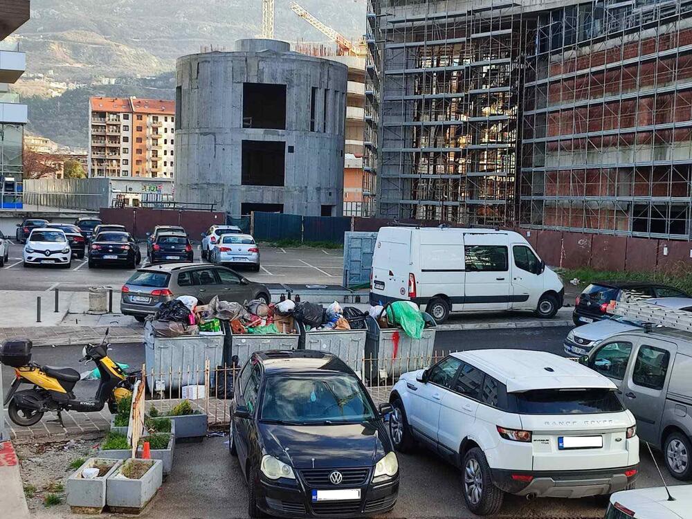 <p>Radnici obustavili da odvoze smeće, vrše pritisak na novi menadžment da se isplate zarade</p>