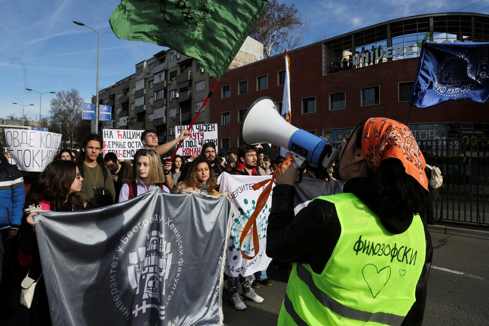 <p>Grupa od četivoro mladih je agenciji Frans pres govorila o tome šta ih je navelo na proteste i zašto ne namjeravaju da se vrate na nastavu dok se ne ispune njihovi zahtjevi</p>