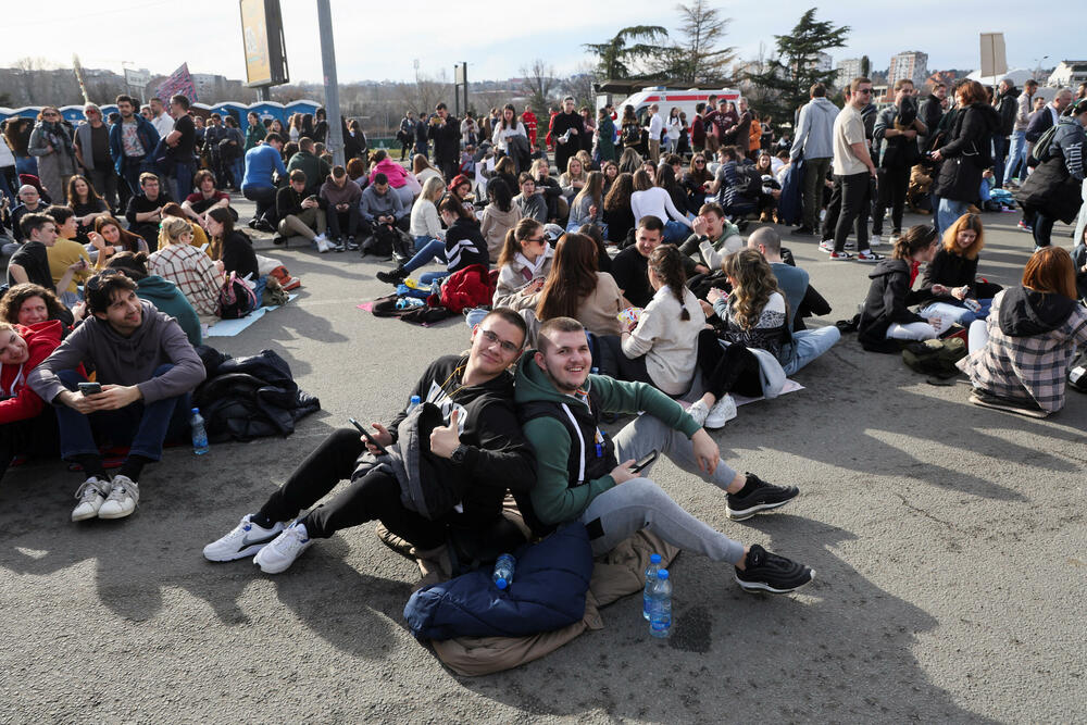 <p>Grupa od četivoro mladih je agenciji Frans pres govorila o tome šta ih je navelo na proteste i zašto ne namjeravaju da se vrate na nastavu dok se ne ispune njihovi zahtjevi</p>
