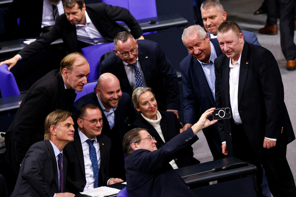 Poslanici AfD-a poziraju za selfi nakon glasanja u Bundestagu, Foto: Rojters